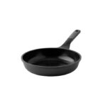Sartén antiadherente de aluminio fundido de 10" con revestimiento CeraGreen y equipada con un mango que se mantiene frío para un agarre seguro y cómodo.